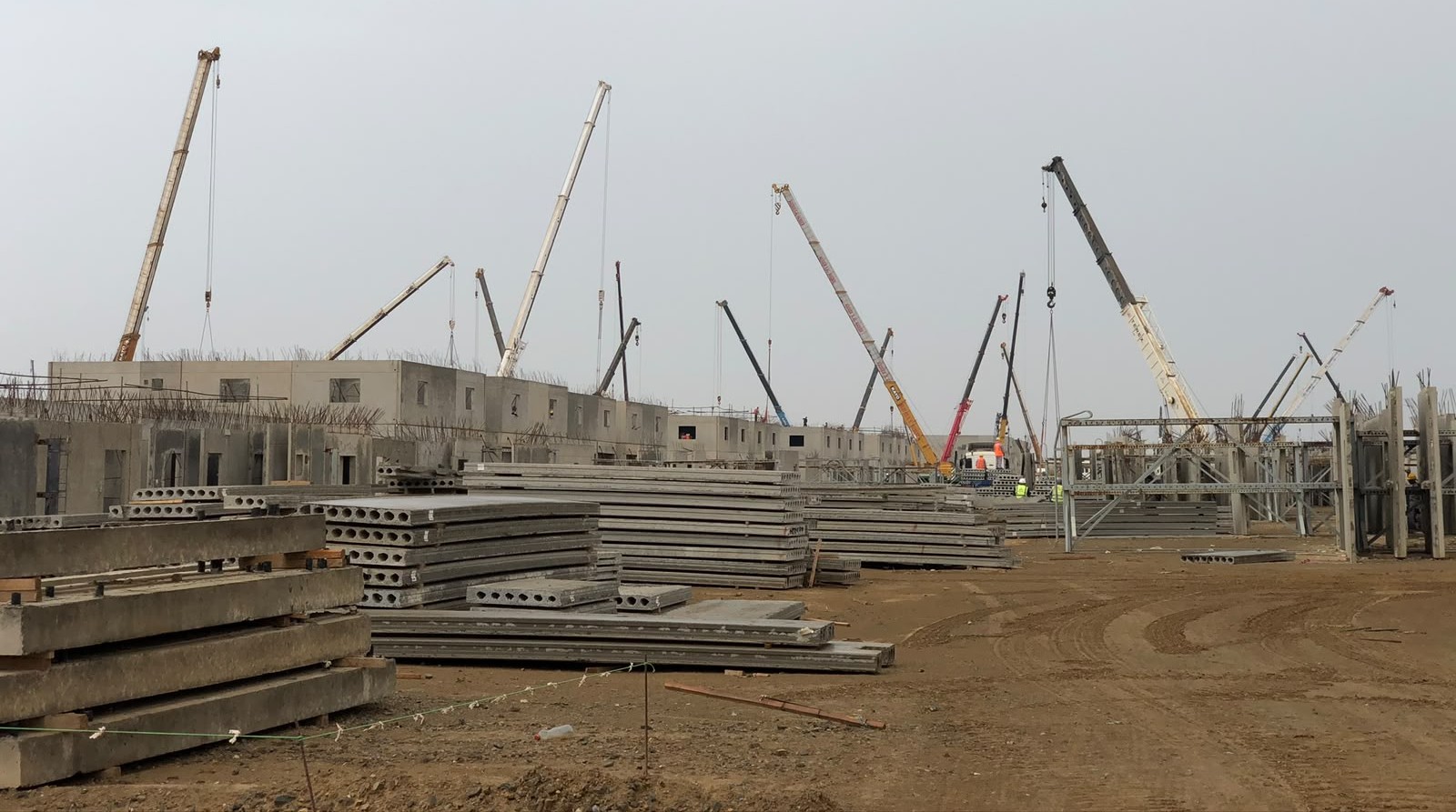 Crane fleet erecting hollow-core precast panels